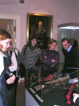 09_they_are_looking_to_exhibit